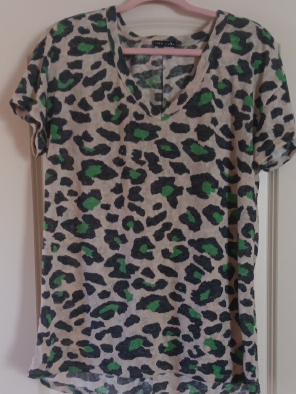 Short Sleeve Leopard Print Tee in Green and Gray